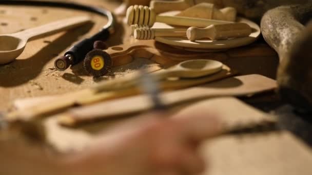 Close Carpenter Woman Hand Makes Notes Order Details Her Customer — Αρχείο Βίντεο