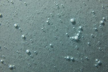 Gümüş doku, makyaj ve kozmetik arka plan, cilt bakımı veya saç ürünü üzerine mavi krem sıvı jel serumu