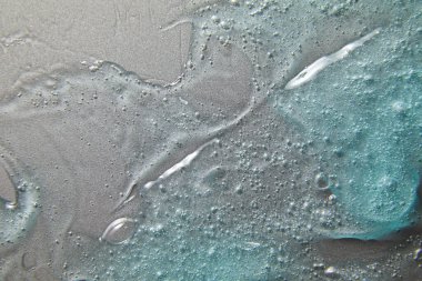 Gümüş doku, makyaj ve kozmetik arka plan, cilt bakımı veya saç ürünü üzerine mavi krem sıvı jel serumu