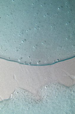 Gümüş doku, makyaj ve kozmetik arka plan, cilt bakımı veya saç ürünü üzerine mavi krem sıvı jel serumu