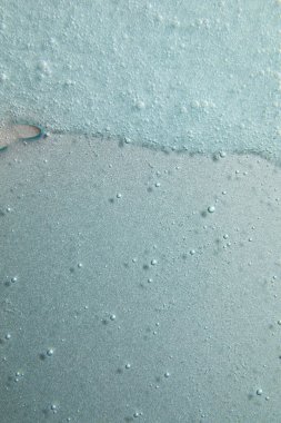 Gümüş doku, makyaj ve kozmetik arka plan, cilt bakımı veya saç ürünü üzerine mavi krem sıvı jel serumu