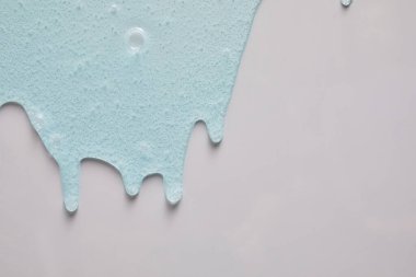 Mavi krem sıvı jel serumu gümüş doku, makyaj ve kozmetik arka plan, cilt veya saç ürünü üzerine akar