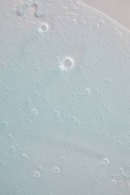 Mavi krem sıvı jel serumu gümüş doku, makyaj ve kozmetik arka plan, cilt veya saç ürünü üzerine akar