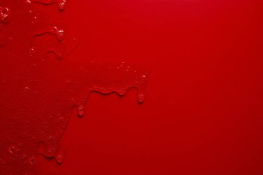 Krem likit jel serumu kırmızı gümüş dokuya, makyaj ve kozmetik arka plana, cilt ürünlerine veya saç ürünlerine akar