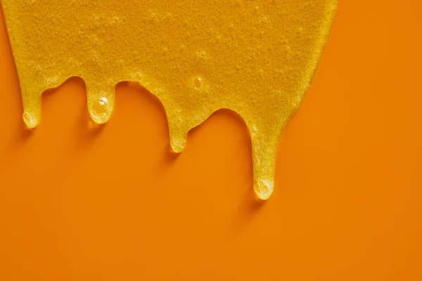 Creme Flüssiges Gel Serum Fließt Nach Unten Auf Gelbe Textur — Stockfoto