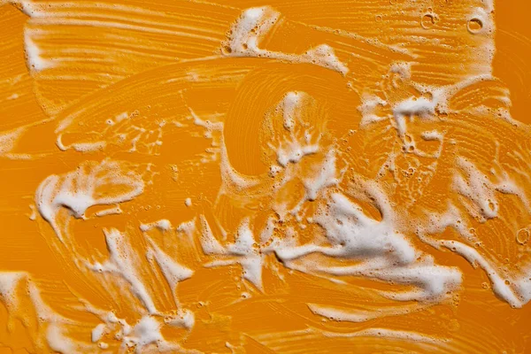 泡沫抽象黄色背景的白色肥皂泡沫 洗发水 洗发水 洗脸软膏样品的结构 — 图库照片