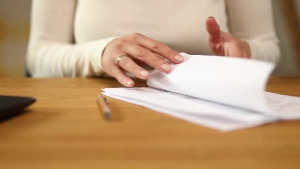 Mujer Negocios Leer Documento Para Firmar Contrato Hacer Trato Con — Vídeo de stock
