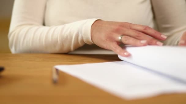 女性の手は ビジネスパートナーとの契約を締結します 女性は事務所で書類に署名する — ストック動画