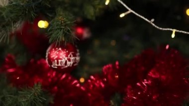 Bokeh çelenkleriyle süslenmiş Noel ağacı toplarını kapatın. Yeni yıl konsepti. Mutlu Noeller ve mutlu tatiller.