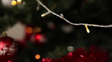 Noel süslemeli ağaç bir ağaçta asılı çelenk ışıkları Mutlu Noeller ve mutlu tatiller.