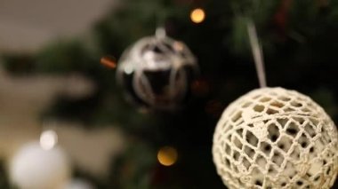 Bokeh çelenkleriyle süslenmiş Noel ağacı toplarını kapatın. Yeni yıl konsepti. Mutlu Noeller ve mutlu tatiller.