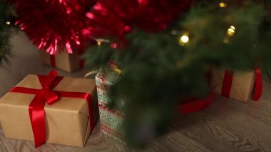 Kızlar hediye alır, hediye kutusu evde Noel ağacının yanında. Mutlu Noeller ve mutlu tatiller.