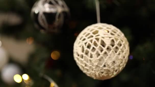 Gros Plan Boules Décorées Arbres Noël Sur Fond Guirlandes Bokeh — Video