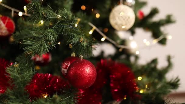 Κοντινό Πλάνο Διακοσμημένες Μπάλες Χριστουγεννιάτικου Δέντρου Φόντο Bokeh Γιρλάντες Πρωτοχρονιά — Αρχείο Βίντεο
