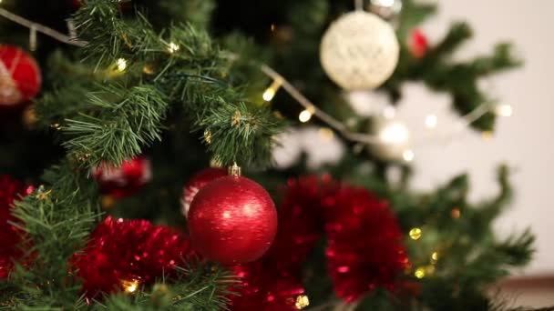 Sluiten Versierde Kerstboom Ballen Bokeh Bloemenslingers Achtergrond Nieuwjaarsconcept Vrolijk Kerstfeest — Stockvideo