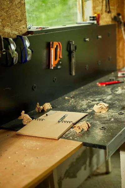木工工作场所 配有记事本和电动工具刻录机 用于木制器皿勺子 车间的磨床 制作手工制作的纪念品 — 图库照片