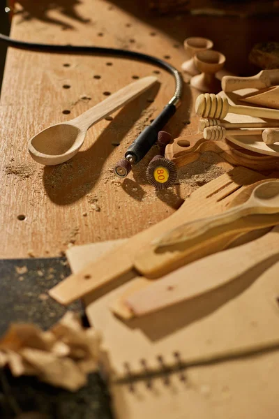 作業場で木製の道具スプーン 研削盤のための電動工具グラバー付きの職場 手作りのお土産事業の創出 — ストック写真