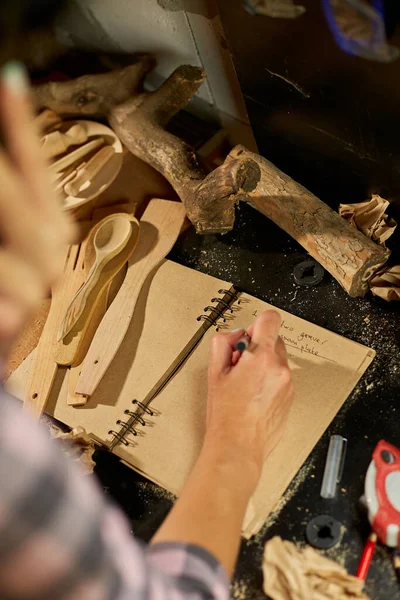 Close Carpenter Woman Hand Makes Notes Order Details Her Customer — Φωτογραφία Αρχείου