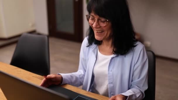 Glad Mogen Äldre Kvinna Konferens Ringer Videochatt Möte Bärbar Dator — Stockvideo
