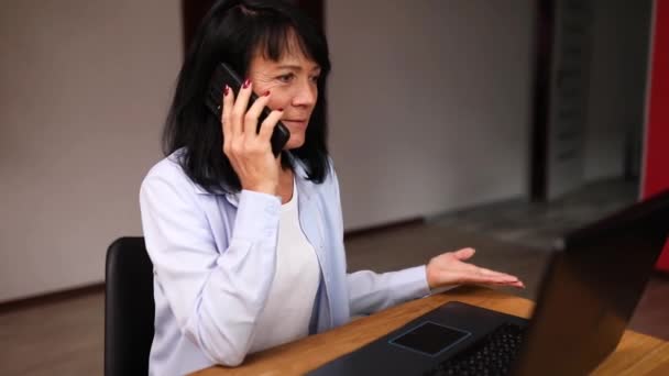 Donna Anziana Che Parla Telefono Sul Posto Lavoro Con Computer — Video Stock