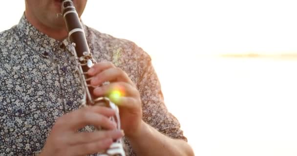 Man Musiker Spelar Klassiska Blåsinstrument Klarinett Utomhus Solljus Koppla Med — Stockvideo