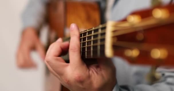 Guitarrista Músico Hombre Tocando Guitarra Clásica Madera Sobre Fondo Blanco — Vídeo de stock