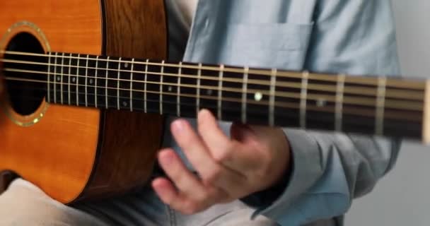 Музикант Гітарист Грає Класичну Дерев Яну Гітару Білому Тлі Розслабляючись — стокове відео