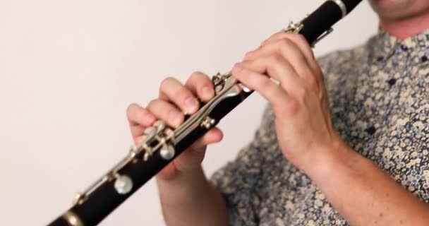 Man Muzikant Spelen Klassieke Blaasinstrument Klarinet Witte Achtergrond Ontspannen Met — Stockvideo