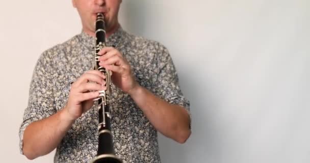 Man Musiker Spelar Klassiska Blåsinstrument Klarinett Vit Bakgrund Koppla Med — Stockvideo