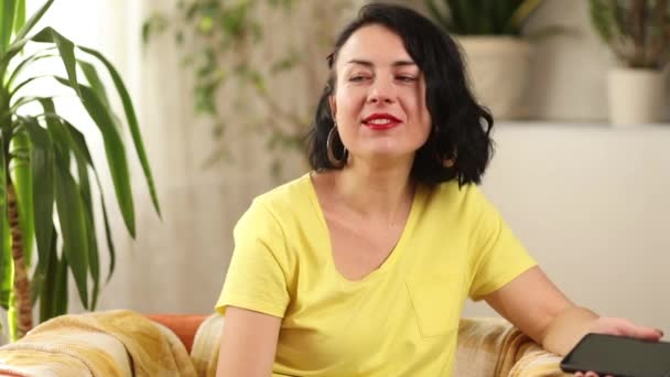 Щаслива Жінка Сміється Над Смішним Жартом Відчуває Себе Задоволеною Чути — стокове відео