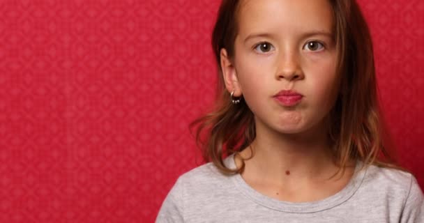 Retrato Menina Feliz Comer Algo Mastigar Comida Fundo Vermelho — Vídeo de Stock