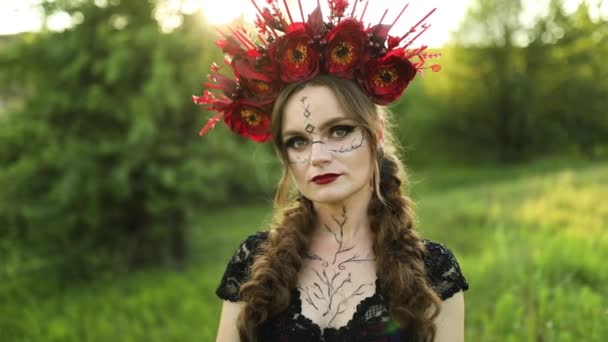 美しい女性魔女で長い赤いドレスの花の輪 サンタ ムエルテカーニバルハロウィン すべての聖人の日 ハロウィーンの恐ろしい概念 — ストック動画