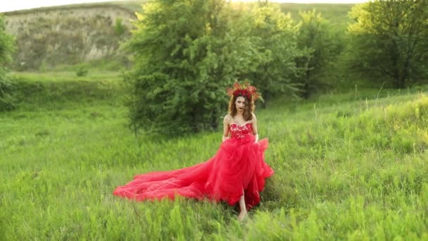 Hermosa Mujer Bruja Vestido Largo Rojo Flores Aro Aire Libre — Vídeo de stock