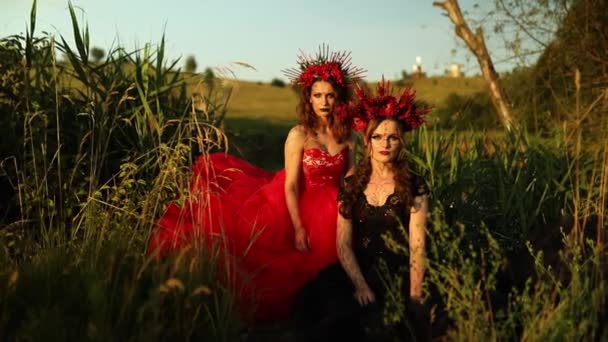 Hermosas Mujeres Brujas Largos Vestidos Rojos Negros Flores Aro Aire — Vídeo de stock