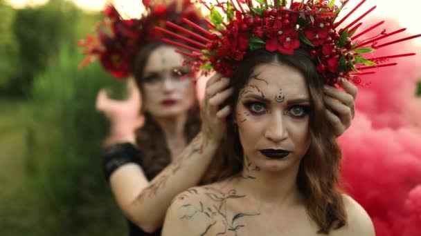 Belles Femmes Sorcières Longues Robes Rouges Noires Revêtues Fleurs Cerceau — Video