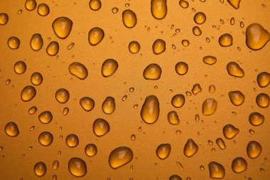 Altın sarısı arka planda soyut su damlaları, makro, baloncuklar kapanış, kozmetik nemlendirici sıvı damlaları, düz uzanma deseni.