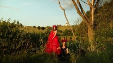 Uzun kırmızı ve siyah elbiseli güzel kadın cadılar halka, açık hava büyüsü, Santa Muerte karnavalı Cadılar Bayramı, Azizler Günü, Cadılar Bayramı korkunç konsept,