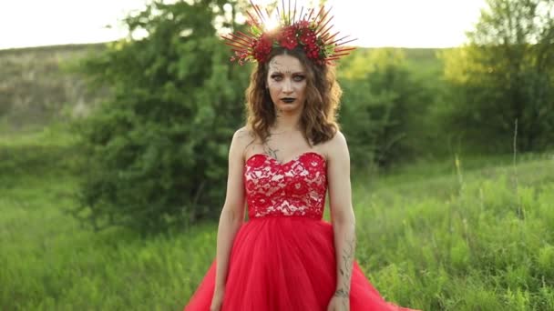 Красивая Женщина Ведьма Длинно Красном Платье Обруч Цветы Открытый Санта — стоковое видео