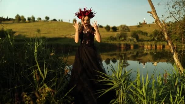 Красивая Женщина Ведьма Длинном Черном Платье Цветы Обруч Бросить Заклинание — стоковое видео