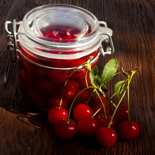 Čerstvá Třešňová Marmeláda Dubové Desce Podsvícení — Stock fotografie