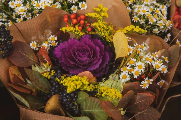 Krásná kytice čerstvě nakrájené ozdobné podprsenky oleracea nebo kvetoucí kapusty a jiné podzimní období květiny, rostliny a listy. — Stock fotografie