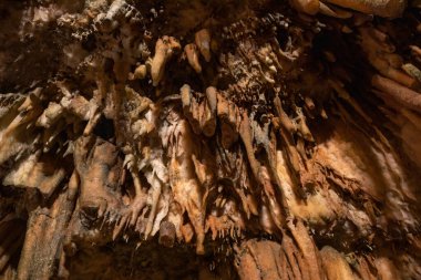 Yunanistan 'daki Kefalonia adasındaki Dragorati mağarasında dikitler ve sarkıtlar.