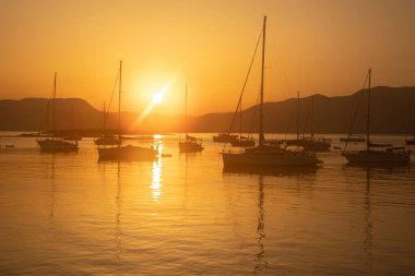 Kastos adası açıklarında güzel bir deniz manzarası, İyon denizi, Yunanistan yaz sabahı gün doğumunda. Yatay.