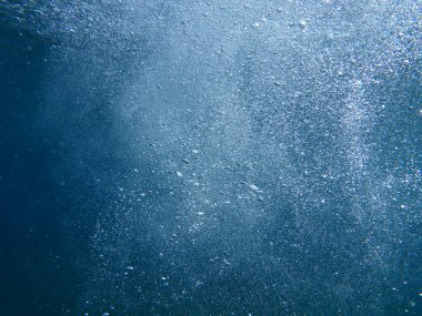 Mavi sudaki hava kabarcıkları - Kastos adası açıklarındaki su altı yaşamı, İyon Denizi, Yunanistan - soyut arka plan. Yatay.