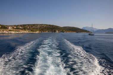 Yolculuk devam ediyor - yaz güneşli günlerinde Yunanistan 'ın İyon Adaları' ndaki Lefkada Bölgesel Birimi, KASTOS adasının kıyılarından deniz manzarası..