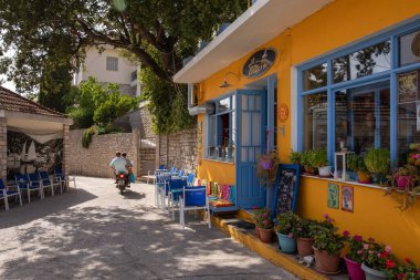 KIONI, ITHACA Adası, GREECE-August, 2021. ITHACA adasındaki Kioni köyünün renkli sokakları, İyon Adaları, Yunanistan Yazın güneşli bir günde.