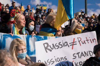 SynTAGMA Kare, ATENS, GREECE - 27 Şubat 2022: İnsanlar UKRAINE 'daki savaşı protesto ediyor. Ukrayna 'nın dünya çapında koruması.