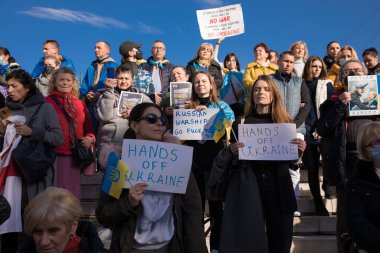 ATİNA, GREECE - 27 Şubat 2022: Atina 'daki Syntagma Meydanı' nda Ukrayna 'ya destek amaçlı savaş karşıtı protesto.