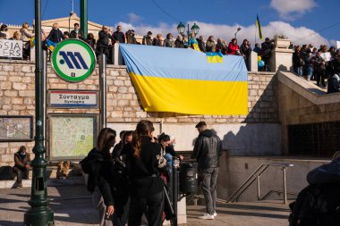 SynTAGMA Kare, ATENS, GREECE - 27 Şubat 2022: İnsanlar UKRAINE 'daki savaşı protesto ediyor. Ukrayna 'nın dünya çapında koruması.