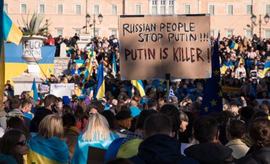 ATİNA, GREECE - 27 Şubat 2022: Atina 'daki Syntagma Meydanı' nda Ukrayna 'ya destek amaçlı savaş karşıtı protesto.